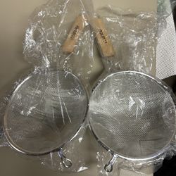 Metal strainers medium sized new set of 2 