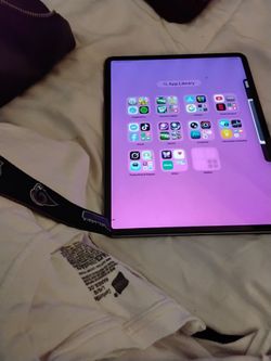 Apple I pad Air Pad. 13 1/2 inches 128 gig s.  M2