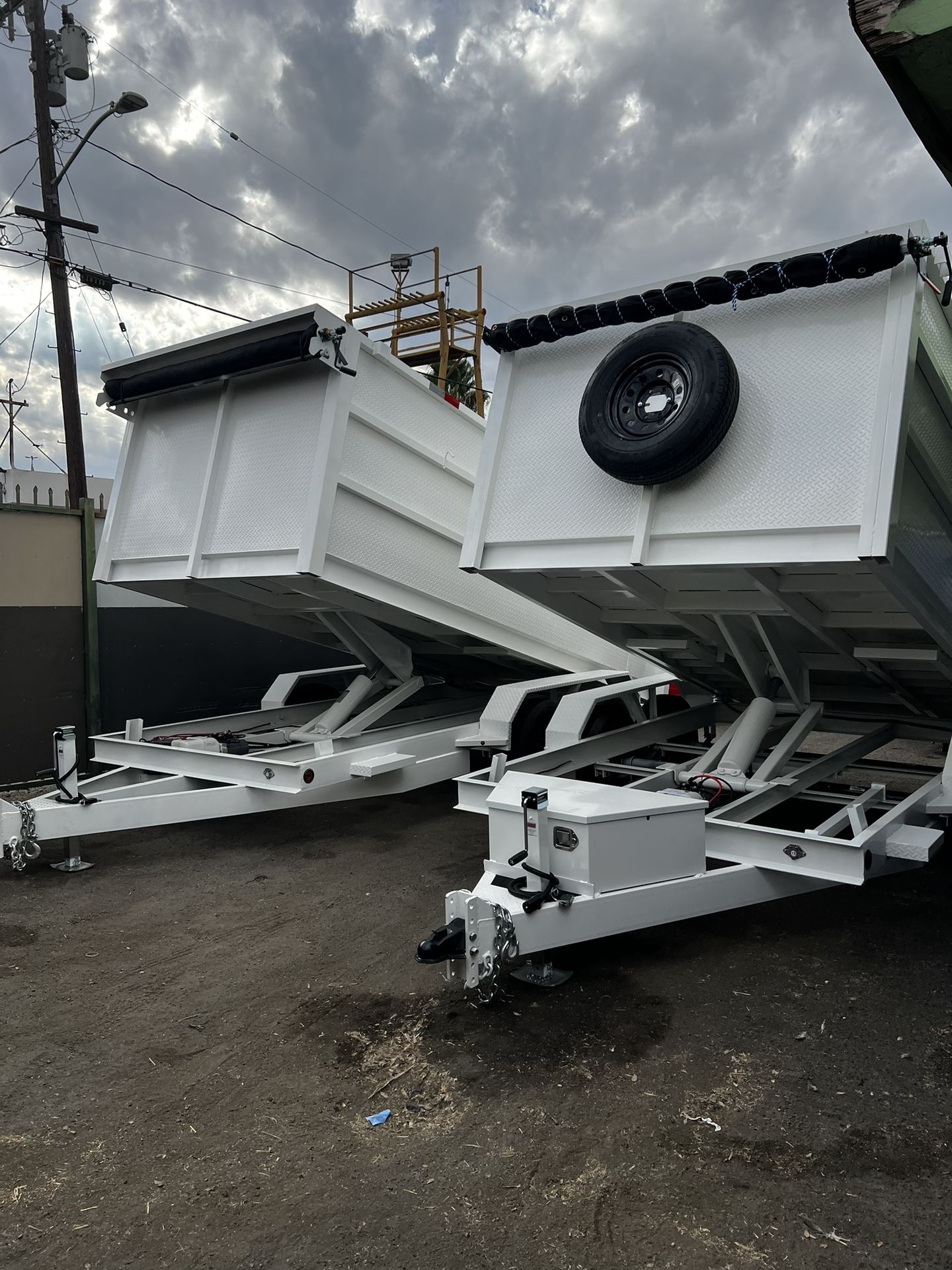 Scissor Lift Dump Trailers In Stock