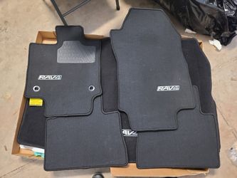 Toyota RAV4 Carpet Floor Mats Set Of 4 & Cargo Mat Like New