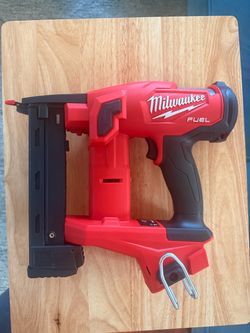 Milwaukee M18 FUEL 18GA 1/4” Narrow Crown Stapler 2749-20 – Tool Only