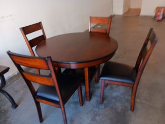 Round Dining Table w/ 4 Chairs