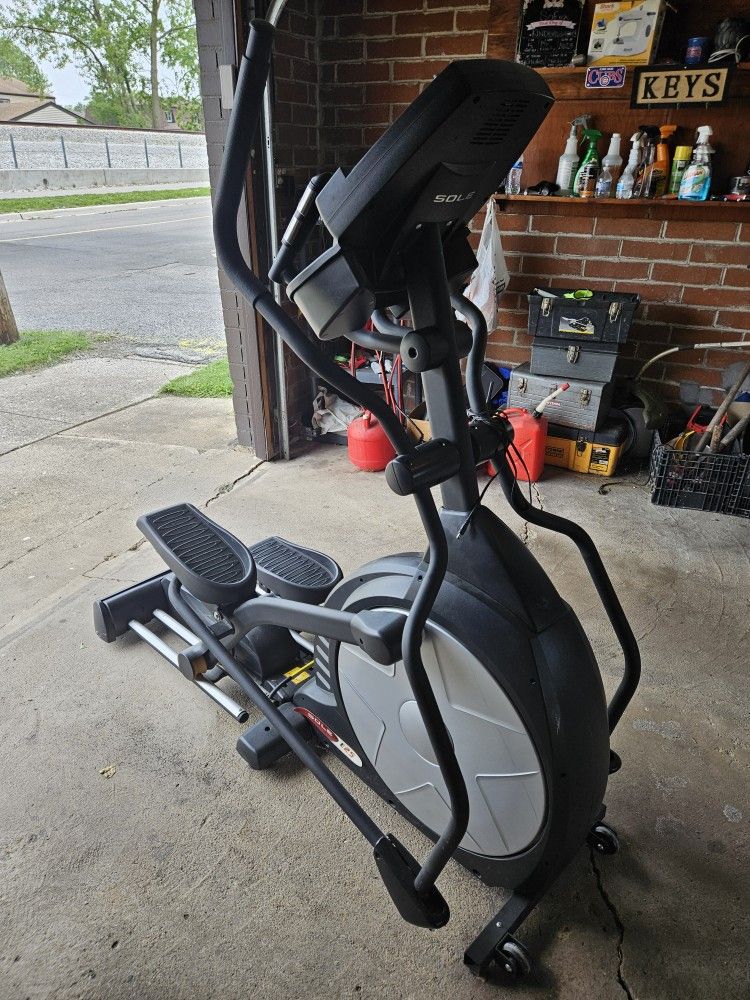 Elliptical Workout Machine :Sole E25: