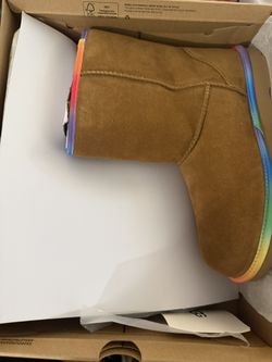 AUTHENTIC UGG Short II Rainbow Size 6 *Fits Like 7-7.5W*