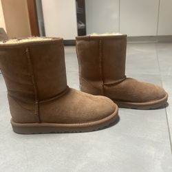 NEW Girl Ugg Size 3