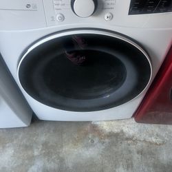 LG gas washer and dryer with a three-month warranty in good condition. Free delivery in the Oakland area. Outside the Oakland area, a small fee applie
