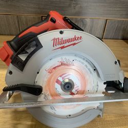 Milwaukee M18 18V Lithium-Ion Brushless Cordless 7-1/4 in. Circular Saw (Tool-Only)