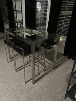 Well maintained Modern Dining Table