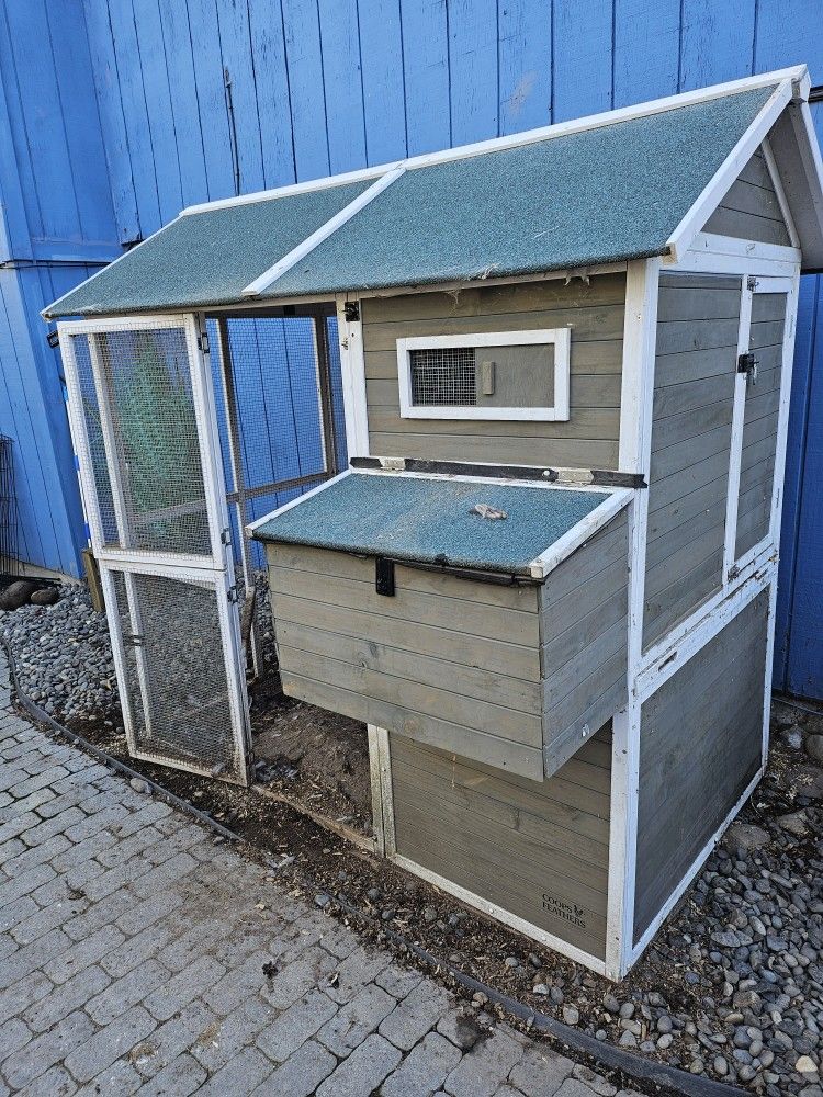 Chicken Coop! FREE, needs a little TLC
