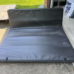 Gator Trifold Tonneau Cover 5’8” Bed