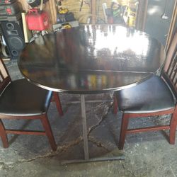 Little Table And 2 Chairs 