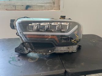 Toyota Tacoma 16-23 Headlights
