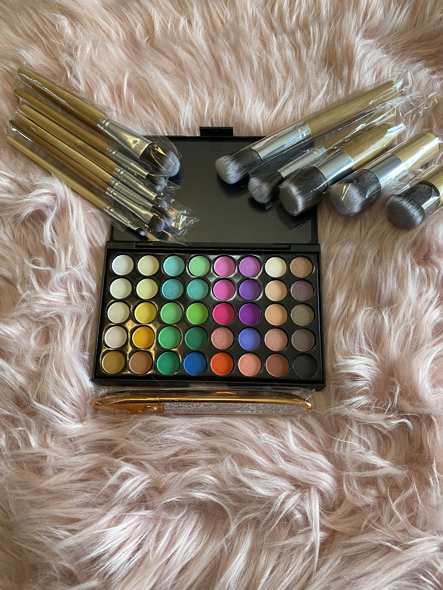 Eyeshadow +brushes +eyeliner 