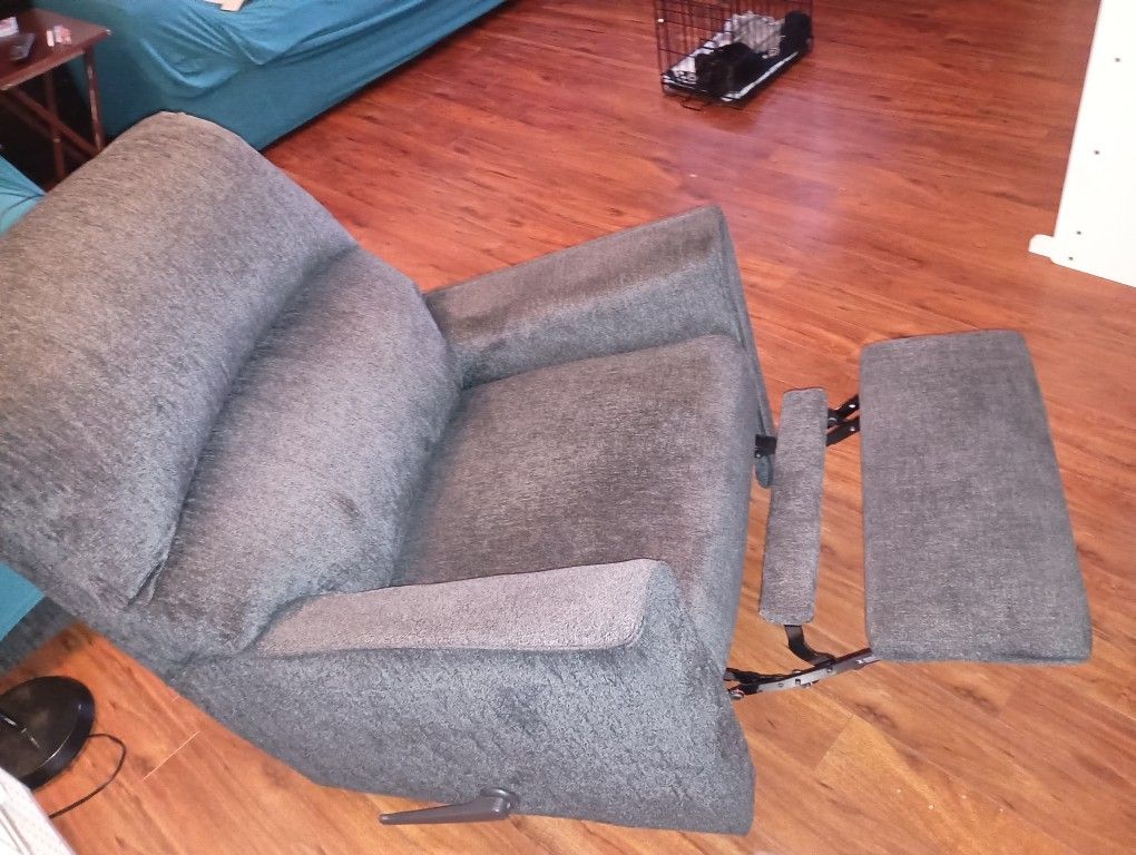 ASHLEY FURNITURE RECLINER 