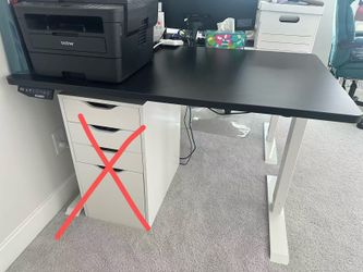 Height-adjustable computer desk