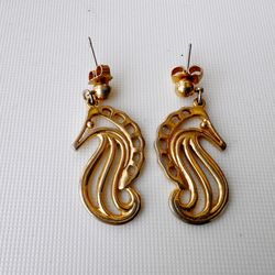 vintage gold tone seahorse stud earrings 1 1/4 inches
