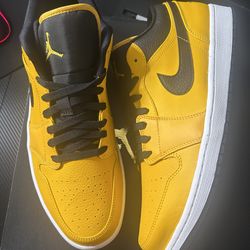Jordan 1 Low University Gold Size 14 New