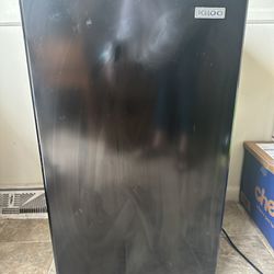 Igloo Black Mini Fridge With Freezer