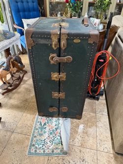 Vintage wonderrobe trunk
