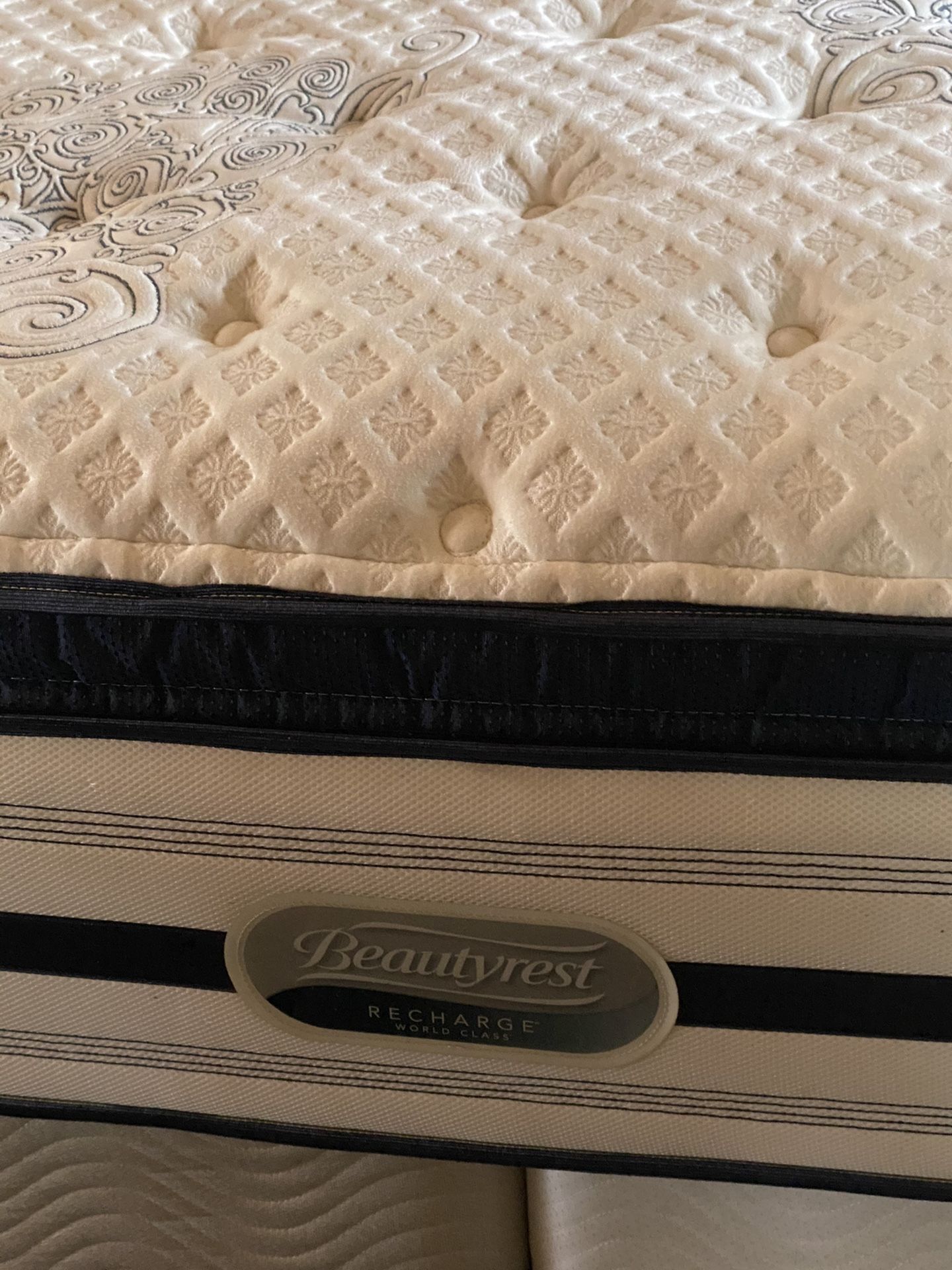 USED KING SIZE BEAUTYREST PILLOWTOP PLUSH MATTRESS WITH BOX SPRING for