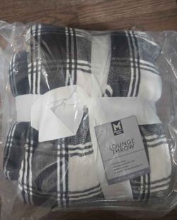 Member's Mark Black and White Plaid Lounge Throw NWT