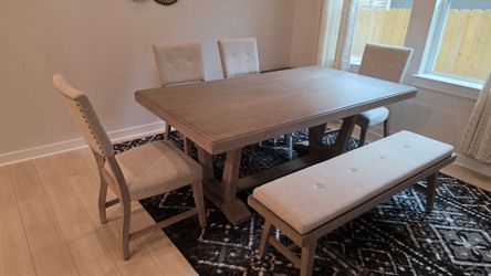 Rooms To Go 6-Piece Dining Set (Table, 4 Chairs, Bench) - Like New!