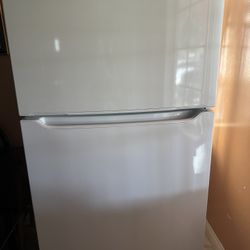 BRAND NEW REFRIGERATOR