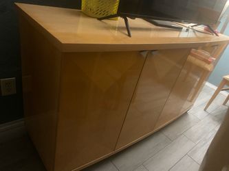 Oakwood table with dining cabinets to match!!!