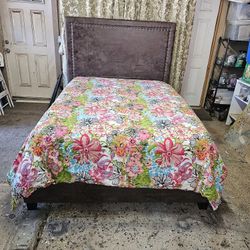 Queen Sz Bed 🛌 Frame With Mattress 