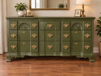 9 drawers dresser with Golden Handles in excellent condition delivery also available