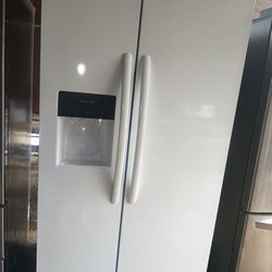 Frigidaire refrigerator side by side everything works good 💯2️⃣ months warranty 📌