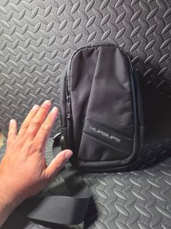 Man's bag with USB port and lots of compartments.    Hablo Español se vende bolso para hombre.  Tieme para cargar celular USB y maa!