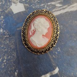 Vintage Peach Pink Cameo Victorian Style Gold Tone Brooch Pin 