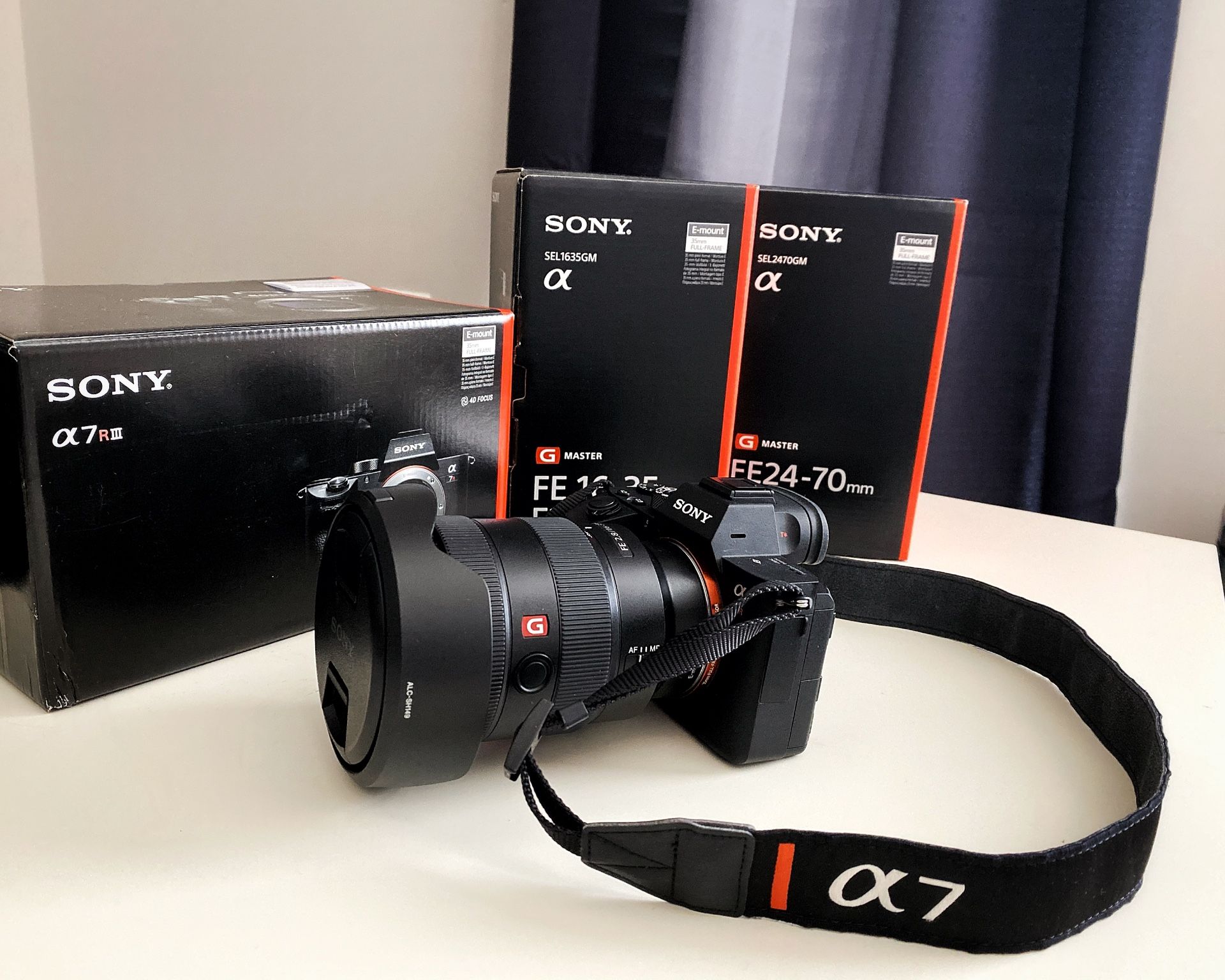 Sony a7R III ILCE-7RM3 42.2 MP 35 mm full-frame mirrorless camera BODY ONLY - 4K - with SanDisk 128 GB Extreme Pro memory card and screen protector