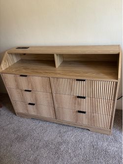 Six-drawer Dresser with Outlet