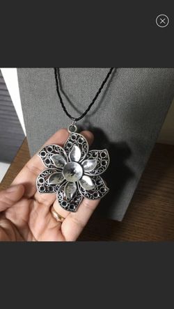 Flower pendant long string necklace