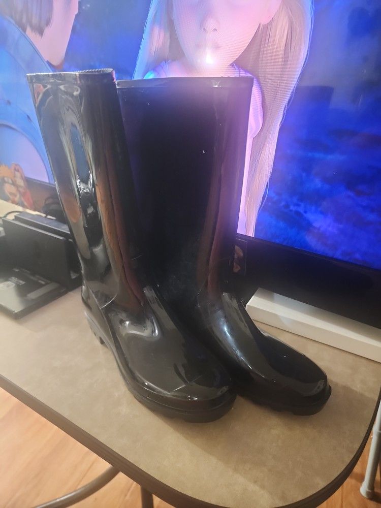 Raining.
Boots 👢 Size ten