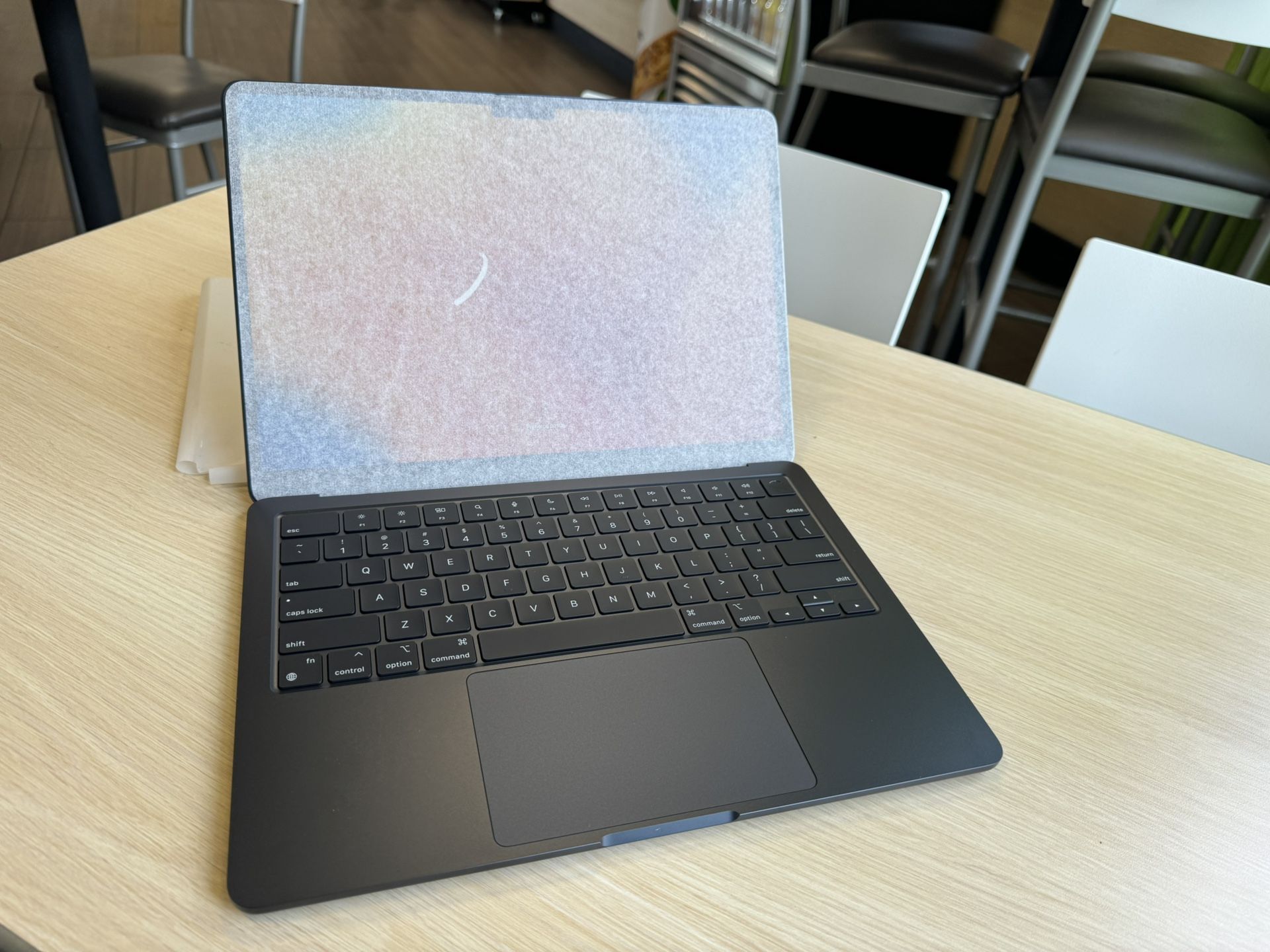 2024.  MacBook Air. 13. Inch.    M3 -16gb-500. Ssd 