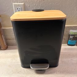 Black and wood small trash can (basically new)