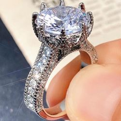 Beautiful New Noble 5 Ct  CZ Ring - Silver Plated. Lab diamond 