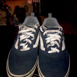 BLACK VANS TENNIS SHOES