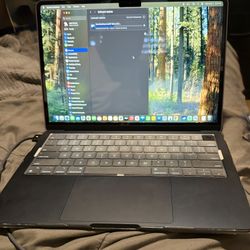 MacBook M3 Like New 