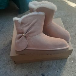 new ugg size 5 fits 👌on size 5.5 or 6 