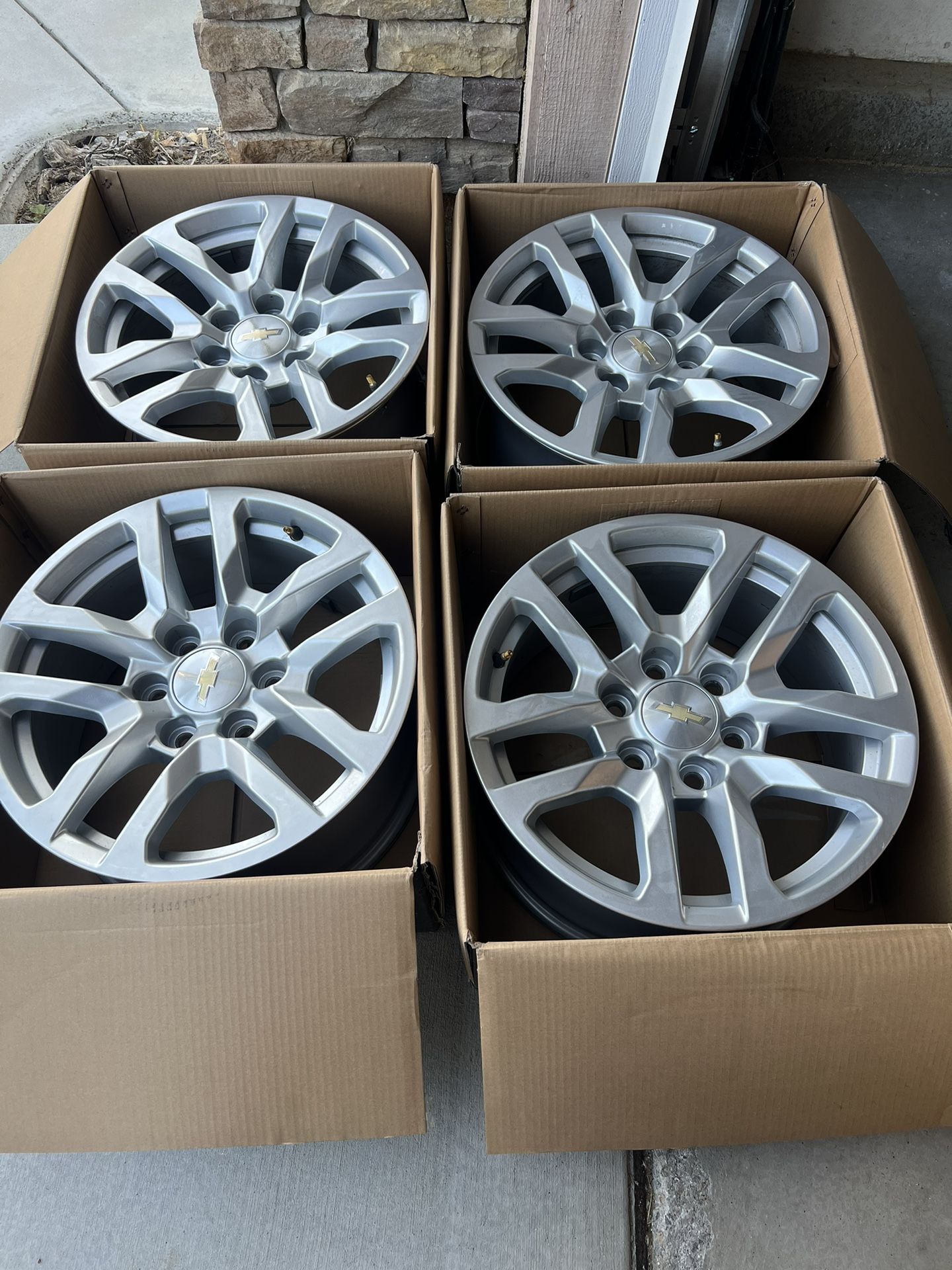 Chevy 18” Silver Aluminum Wheels off of 2020 Chevy Silverado 1500 for ...