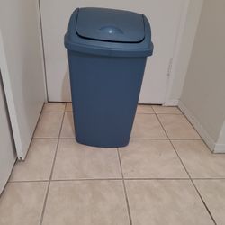 Bin Container Plastic Quality, Strong &stable, Pickup Up At West Pico Blvd. & South Barrington Ave. 