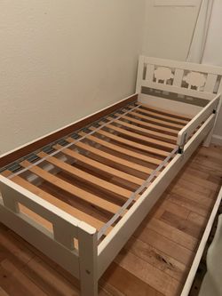 Kid bed frame