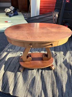 Elegant Oval Wood Pedestal Accent Table – Excellent Condition