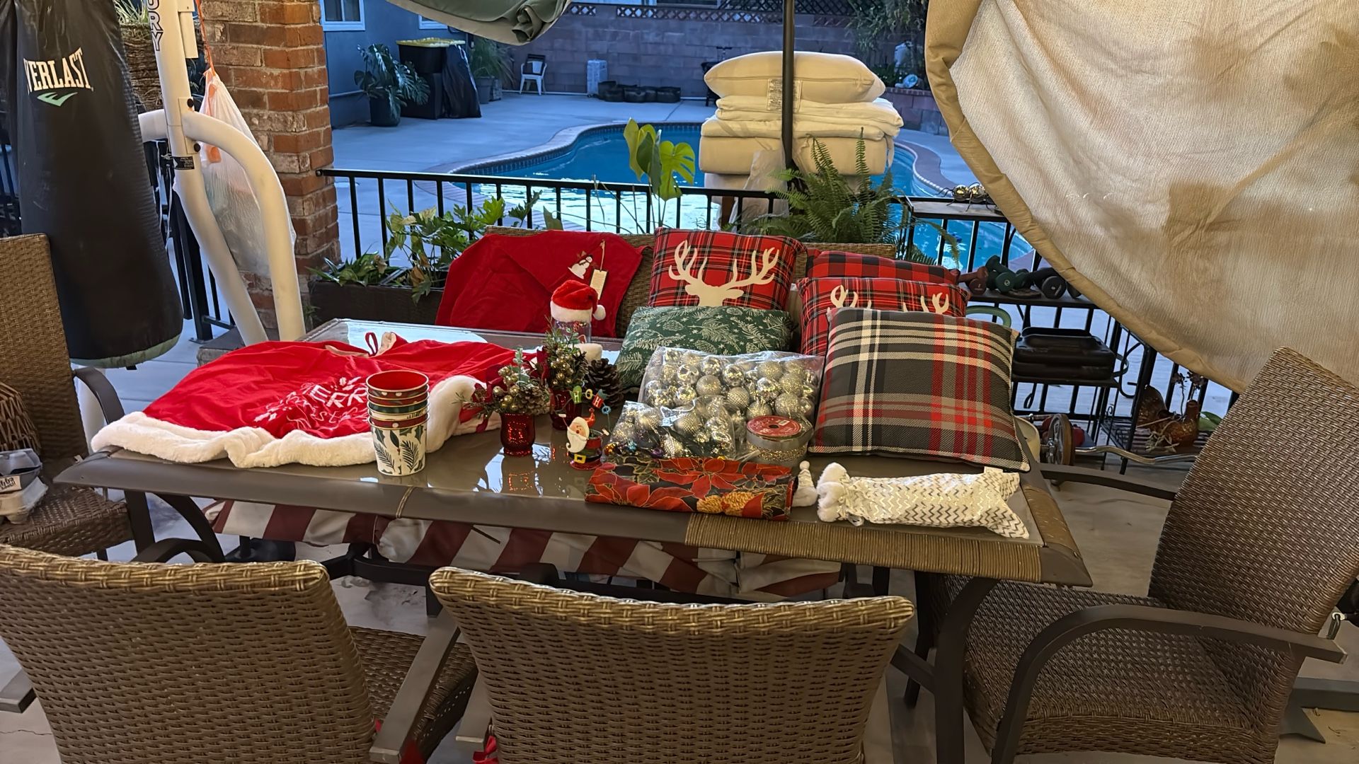 todo esta en buena condicion hay unos articulos nuevos