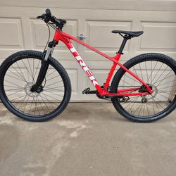 TREK MARLIN 5 MOUNTAIN BIKE, 29ER (M/L FRAME)