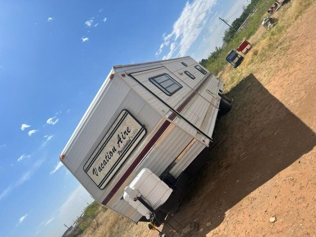 1998 Travel trailer 1 slide living room